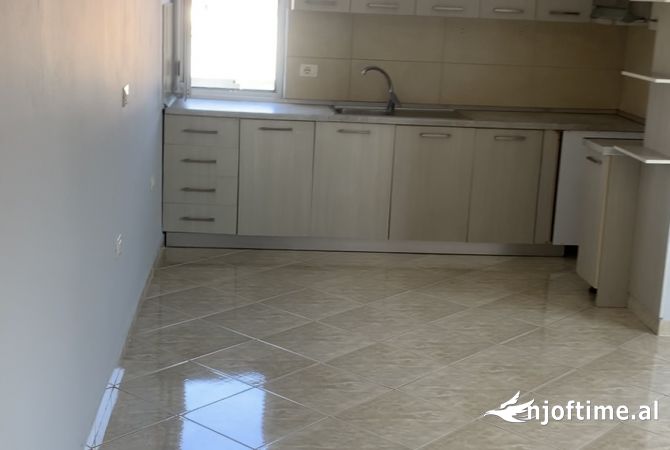 Shtepi me qera 2+1 ne Tirane - 27,500 Leke
