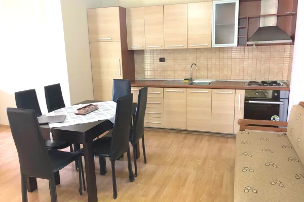 Shtepi me qera 2+1 ne Tirane - 37,000 Leke