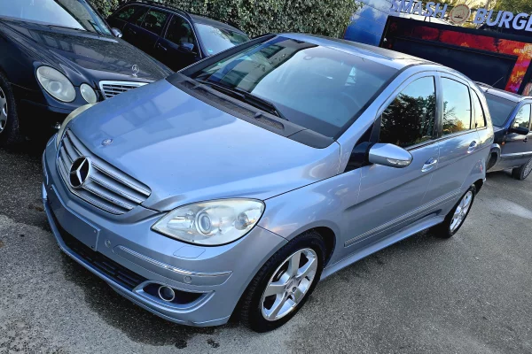 Makina ne shitje ne Tirane - 2,900 Euro