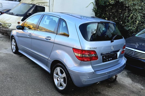 Makina ne shitje ne Tirane - 2,900 Euro