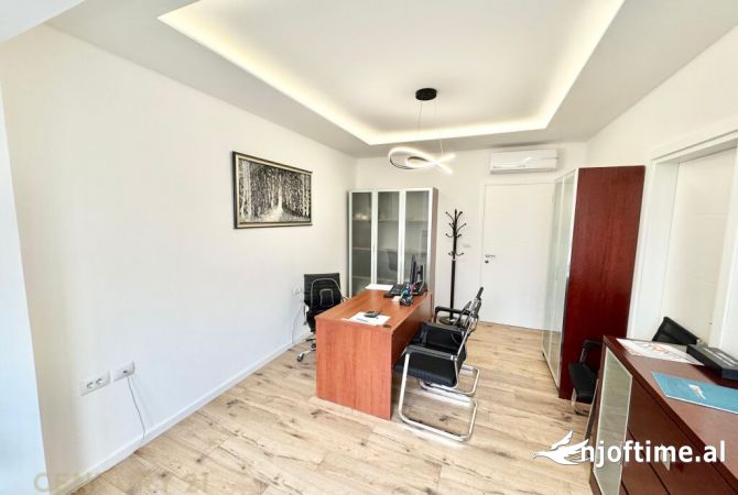 JEPEN ZYRA ME QIRA NE QENDER, BULEVARDI ZOGU I PARE !