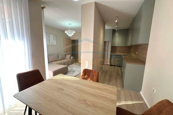 Shtepi ne shitje Apartament ne Tirane, 2+1, Mobilimi E mobiluar, Pagesa 168,000  Euro.
