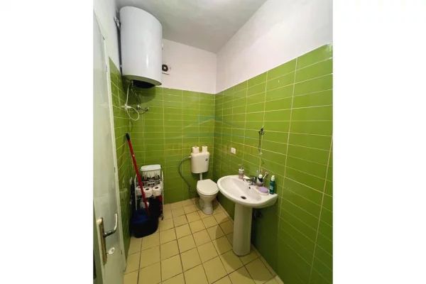 Shtepi ne shitje Apartament ne Tirane, 1+1, Mobilimi Pjeserisht e mobiluar, Pagesa 123,000  Euro.