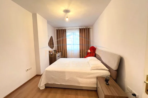 Shtepi ne shitje Apartament ne Tirane, 1+1, Mobilimi Pjeserisht e mobiluar, Pagesa 123,000  Euro.