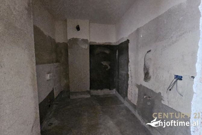 Shtepi ne shitje Apartament ne Tirane, 2+1, Mobilimi Bosh, pa mobiluar, Pagesa 165,000  Euro.