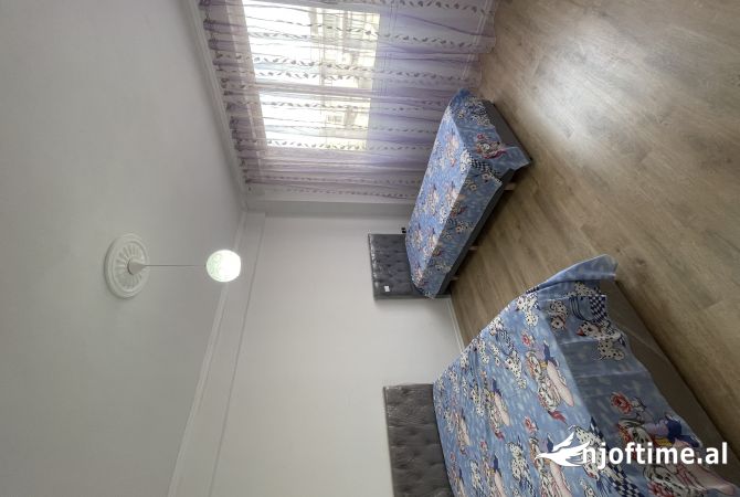 Shtepi ne shitje Apartament ne Tirane, 2+1, Mobilimi Pjeserisht e mobiluar, Pagesa 125,000  Euro.