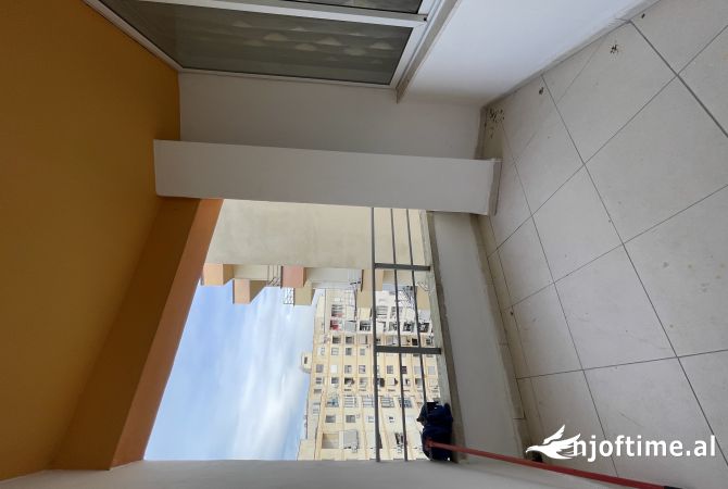 Shtepi ne shitje Apartament ne Tirane, 2+1, Mobilimi Pjeserisht e mobiluar, Pagesa 125,000  Euro.