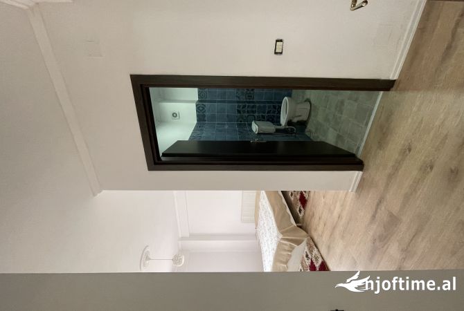 Shtepi ne shitje Apartament ne Tirane, 2+1, Mobilimi Pjeserisht e mobiluar, Pagesa 125,000  Euro.