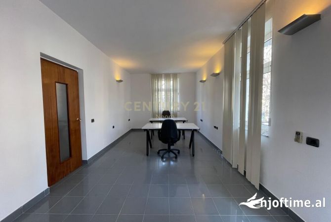 Ambient biznesi me qera 3+1 ne Tirane - 550 Euro