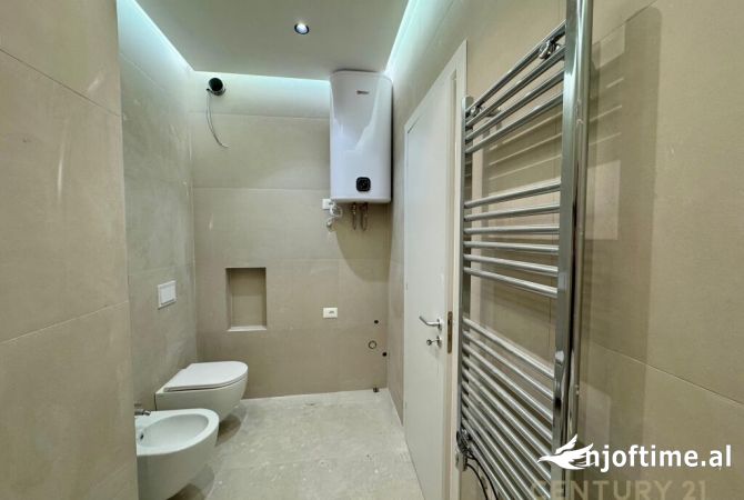 Shtepi ne shitje Apartament ne Tirane, 2+1, Mobilimi Bosh, pa mobiluar, Pagesa 232,000  Euro.