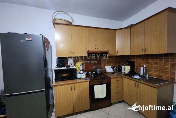 Shtepi ne shitje Apartament ne Tirane, 1+1, Mobilimi E mobiluar, Pagesa 110,000  Euro.