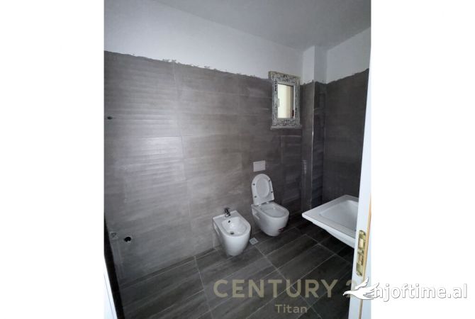 Shtepi ne shitje Apartament ne Tirane, 2+1, Mobilimi Bosh, pa mobiluar, Pagesa 170,000  Euro.