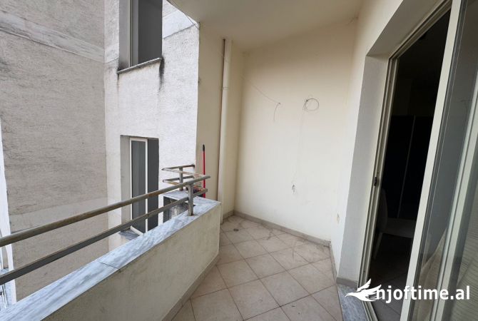 Shtepi ne shitje Apartament ne Tirane, Garsoniere, Mobilimi E mobiluar, Pagesa 60,900  Euro.