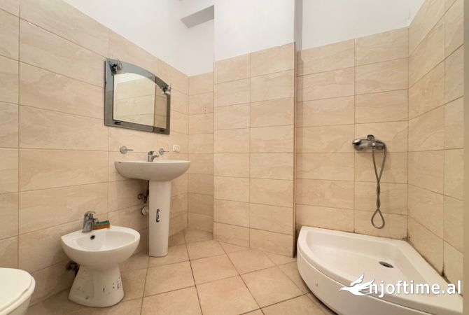 Shtepi ne shitje Apartament ne Tirane, Garsoniere, Mobilimi E mobiluar, Pagesa 60,900  Euro.