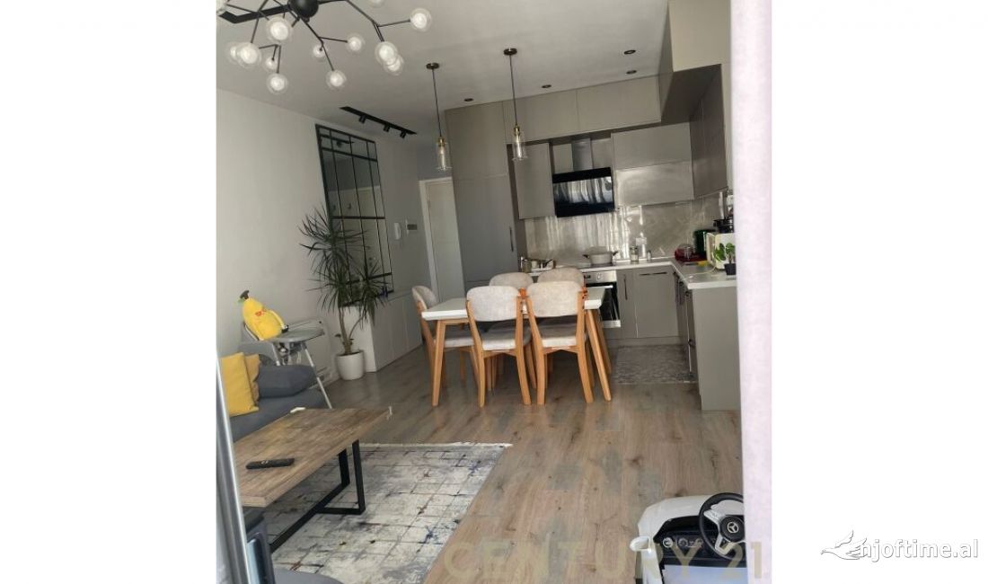 Shtepi ne shitje Apartament ne Tirane, 2+1, Mobilimi E mobiluar, Pagesa 250,000  Euro.