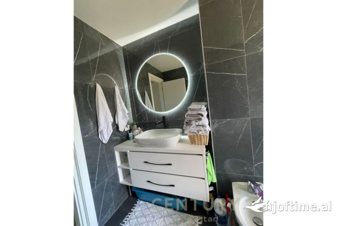 Shtepi ne shitje Apartament ne Tirane, 2+1, Mobilimi E mobiluar, Pagesa 250,000  Euro.