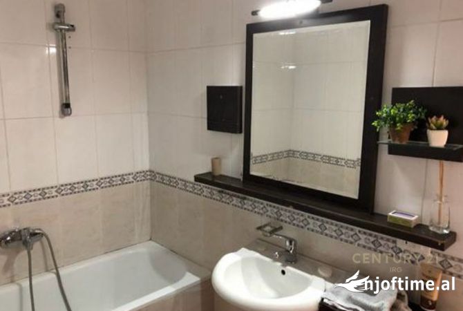 Shtepi ne shitje Apartament ne Tirane, 2+1, Mobilimi E mobiluar, Pagesa 260,000  Euro.