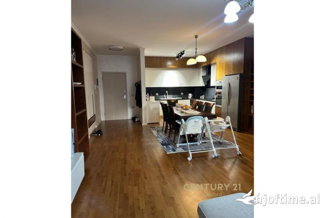 Shtepi ne shitje Apartament ne Tirane, 3+1, Mobilimi E mobiluar, Pagesa 315,000  Euro.