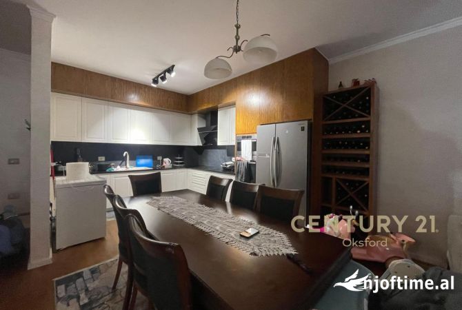 Shtepi ne shitje Apartament ne Tirane, 3+1, Mobilimi E mobiluar, Pagesa 315,000  Euro.