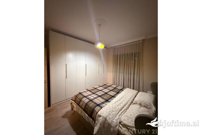 Shtepi ne shitje Apartament ne Tirane, 1+1, Mobilimi E mobiluar, Pagesa 135,000  Euro.