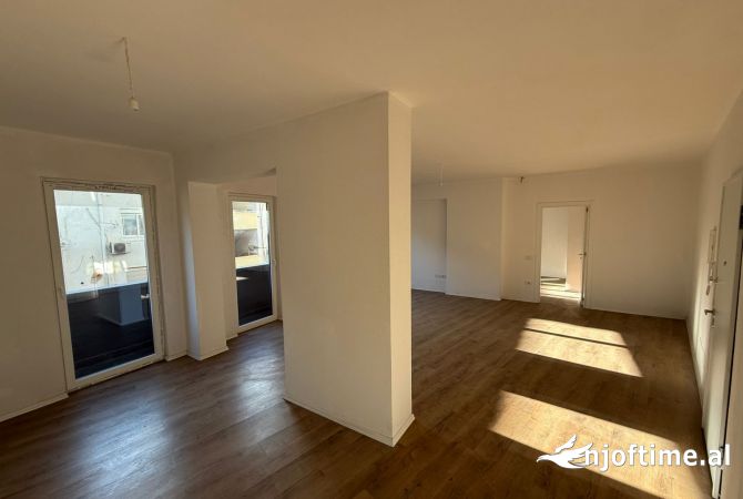 Ambient biznesi me qera 3+1 ne Tirane - 80,000 Leke