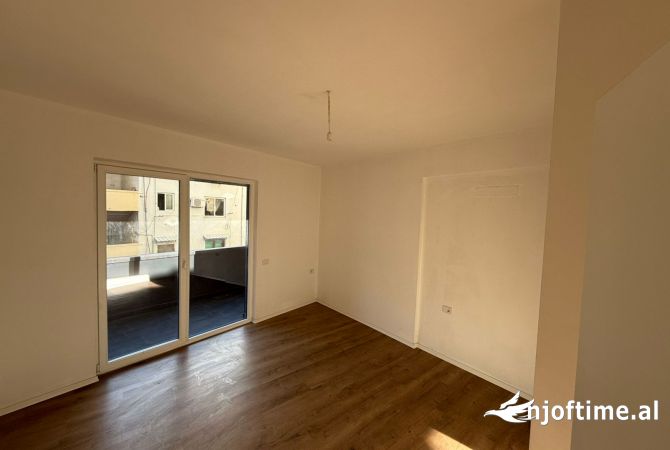 Ambient biznesi me qera 3+1 ne Tirane - 80,000 Leke