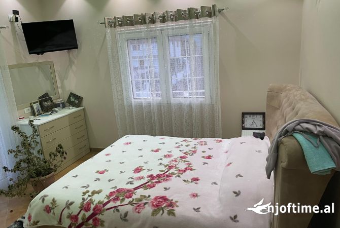 Shtepi ne shitje Vila Luksoze ne Tirane, 5+1, Mobilimi E mobiluar, Pagesa 320,000  Euro.