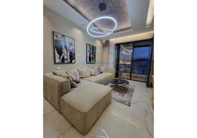 Shtepi ne shitje Penthose(kati i fundit panoramik) ne Tirane, 7+1, Mobilimi E mobiluar, Pagesa 1,600,000  Euro.