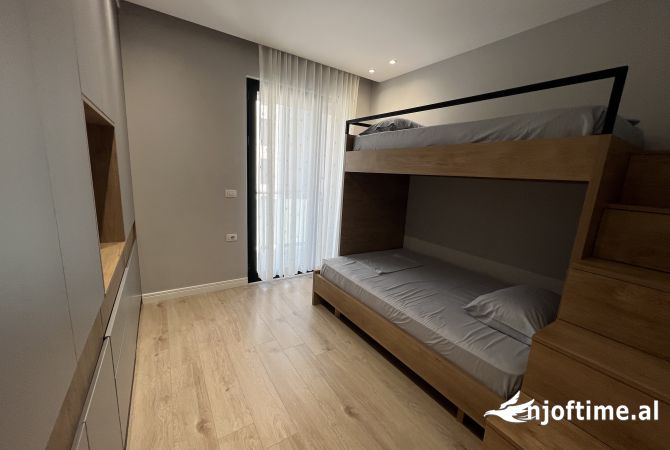 Shtepi ne shitje Apartament ne Tirane, 2+1, Mobilimi E mobiluar, Pagesa 161,600  Euro.