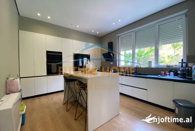 Shtepi ne shitje Apartament ne Tirane, 4+1, Mobilimi E mobiluar, Pagesa 779,900  Euro.