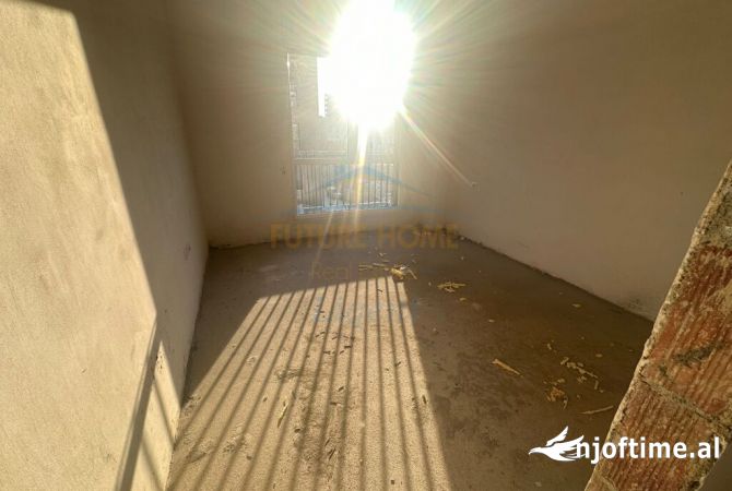 Shtepi ne shitje Apartament ne Tirane, 3+1, Mobilimi Bosh, pa mobiluar, Pagesa 234,990  Euro.