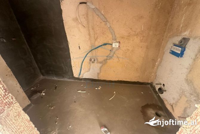 Shtepi ne shitje Apartament ne Tirane, 3+1, Mobilimi Bosh, pa mobiluar, Pagesa 234,990  Euro.