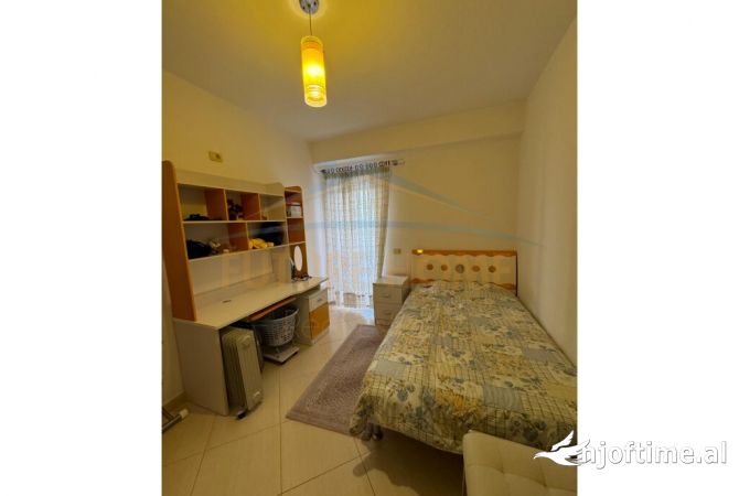 Shtepi ne shitje Apartament ne Tirane, 3+1, Mobilimi E mobiluar, Pagesa 180,001  Euro.