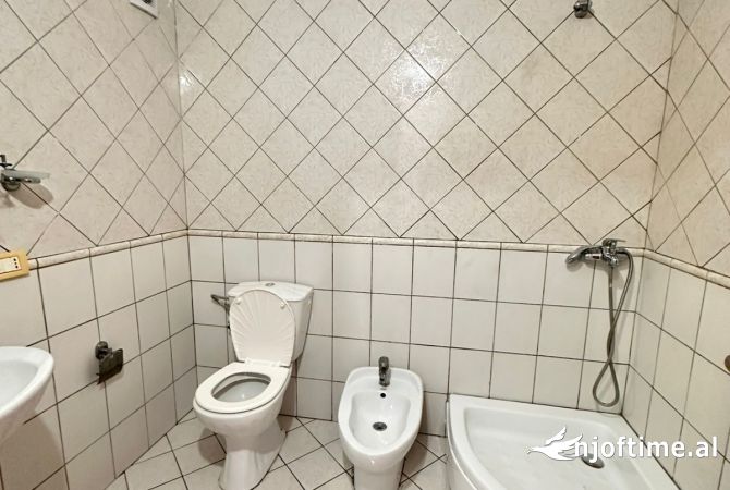 Shtepi ne shitje Apartament ne Tirane, 2+1, Mobilimi Bosh, pa mobiluar, Pagesa 108,000  Euro.