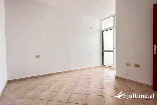 Shtepi ne shitje Apartament ne Tirane, 2+1, Mobilimi Bosh, pa mobiluar, Pagesa 108,000  Euro.