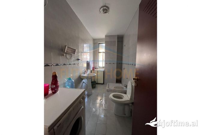 Shtepi ne shitje Apartament ne Tirane, 4+1, Mobilimi E mobiluar, Pagesa 240,001  Euro.