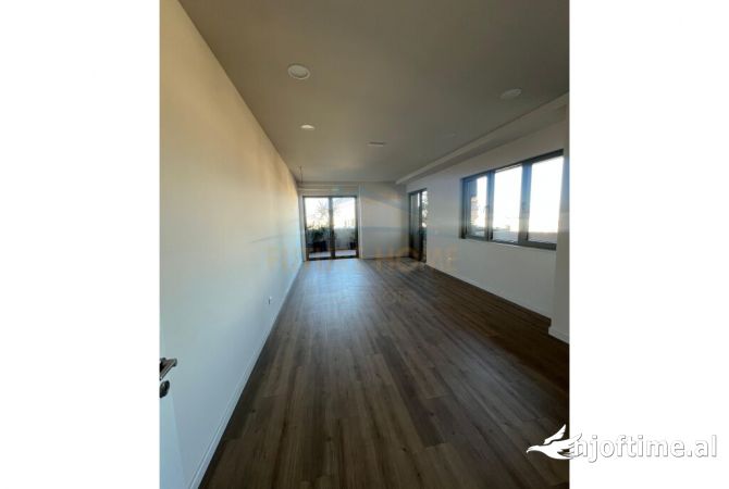 Shtepi ne shitje Apartament ne Tirane, 1+1, Mobilimi Bosh, pa mobiluar, Pagesa 450,008  Euro.