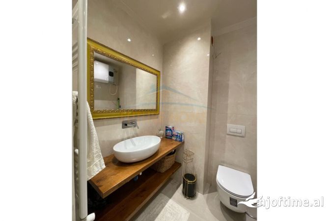 Shtepi ne shitje Apartament ne Tirane, 2+1, Mobilimi E mobiluar, Pagesa 250,000  Euro.