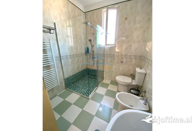 Shtepi ne shitje Apartament ne Tirane, 2+1, Mobilimi E mobiluar, Pagesa 225,000  Euro.