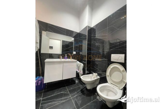 Shtepi me qera Apartament ne Tirane, 2+1, Mobilimi E mobiluar, Pagesa 900  Euro.