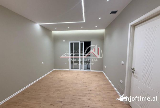 Shtepi ne shitje Penthose(kati i fundit panoramik) ne Vlore, 2+1, Mobilimi Pjeserisht e mobiluar, Pagesa 187,000  Euro.