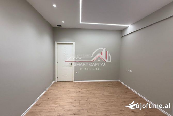 Shtepi ne shitje Penthose(kati i fundit panoramik) ne Vlore, 2+1, Mobilimi Pjeserisht e mobiluar, Pagesa 187,000  Euro.