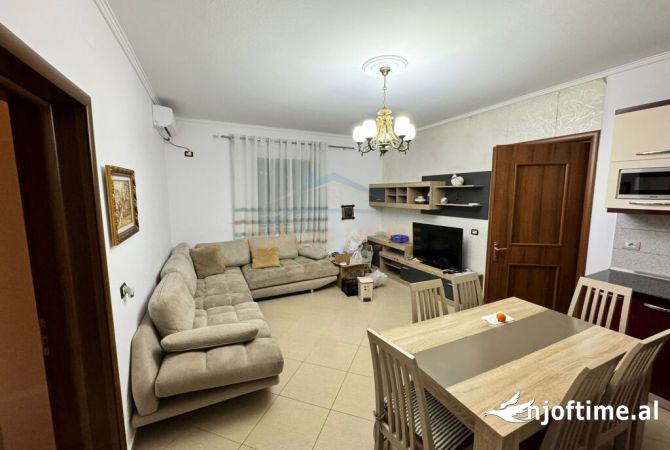 Shtepi me qera Apartament ne Tirane, 2+1, Mobilimi E mobiluar, Pagesa 500  Euro.