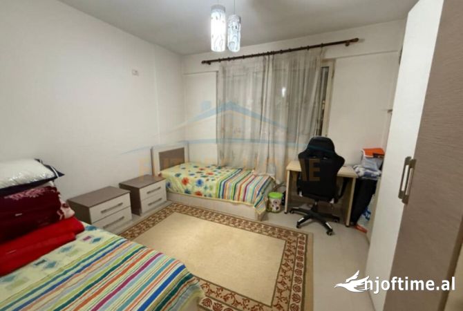 Shtepi ne shitje Apartament ne Tirane, 2+1, Mobilimi E mobiluar, Pagesa 124,000  Euro.