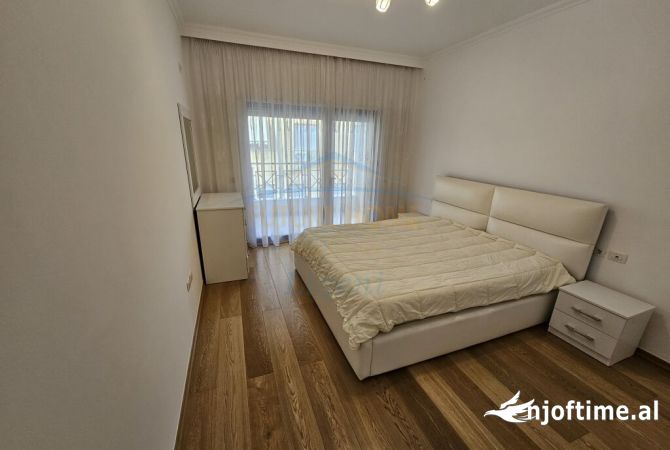 Shtepi me qera Apartament ne Tirane, 2+1, Mobilimi E mobiluar, Pagesa 900  Euro.