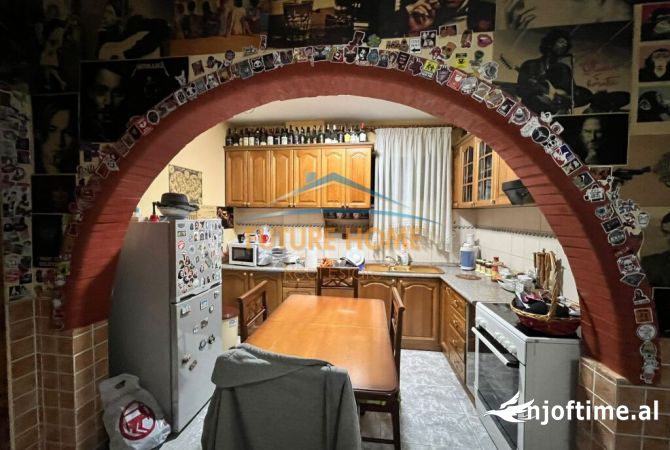 Shtepi ne shitje Apartament ne Tirane, 3+1, Mobilimi E mobiluar, Pagesa 162,000  Euro.