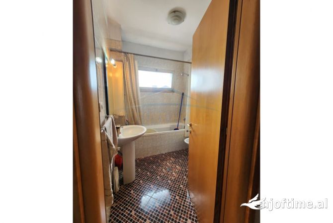 Shtepi me qera 2+1 ne Tirane - 1,000 Euro
