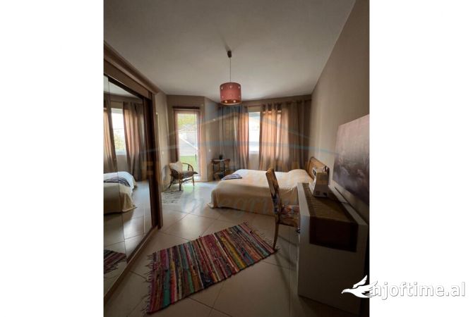 Shtepi ne shitje Apartament ne Tirane, 2+1, Mobilimi E mobiluar, Pagesa 180,000  Euro.