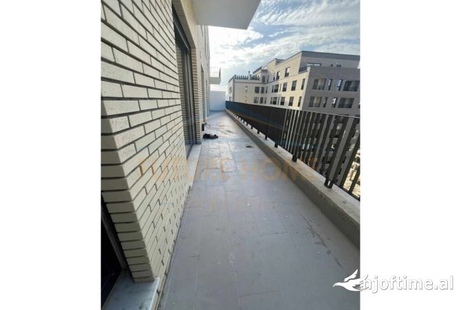 Shtepi me qera Apartament ne Tirane, 3+1, Mobilimi Bosh, pa mobiluar, Pagesa 800  Euro.