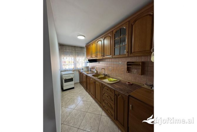 Shtepi ne shitje Apartament ne Tirane, 3+1, Mobilimi E mobiluar, Pagesa 205,000  Euro.